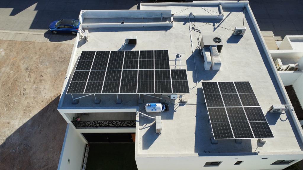 Casa moderna con paneles solares