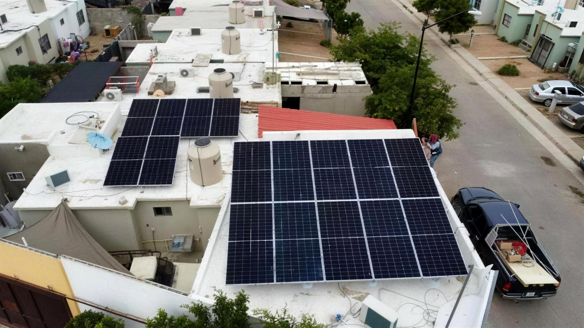 Paneles solares sobre el techo de una casa en Hermosillo con cielo azul