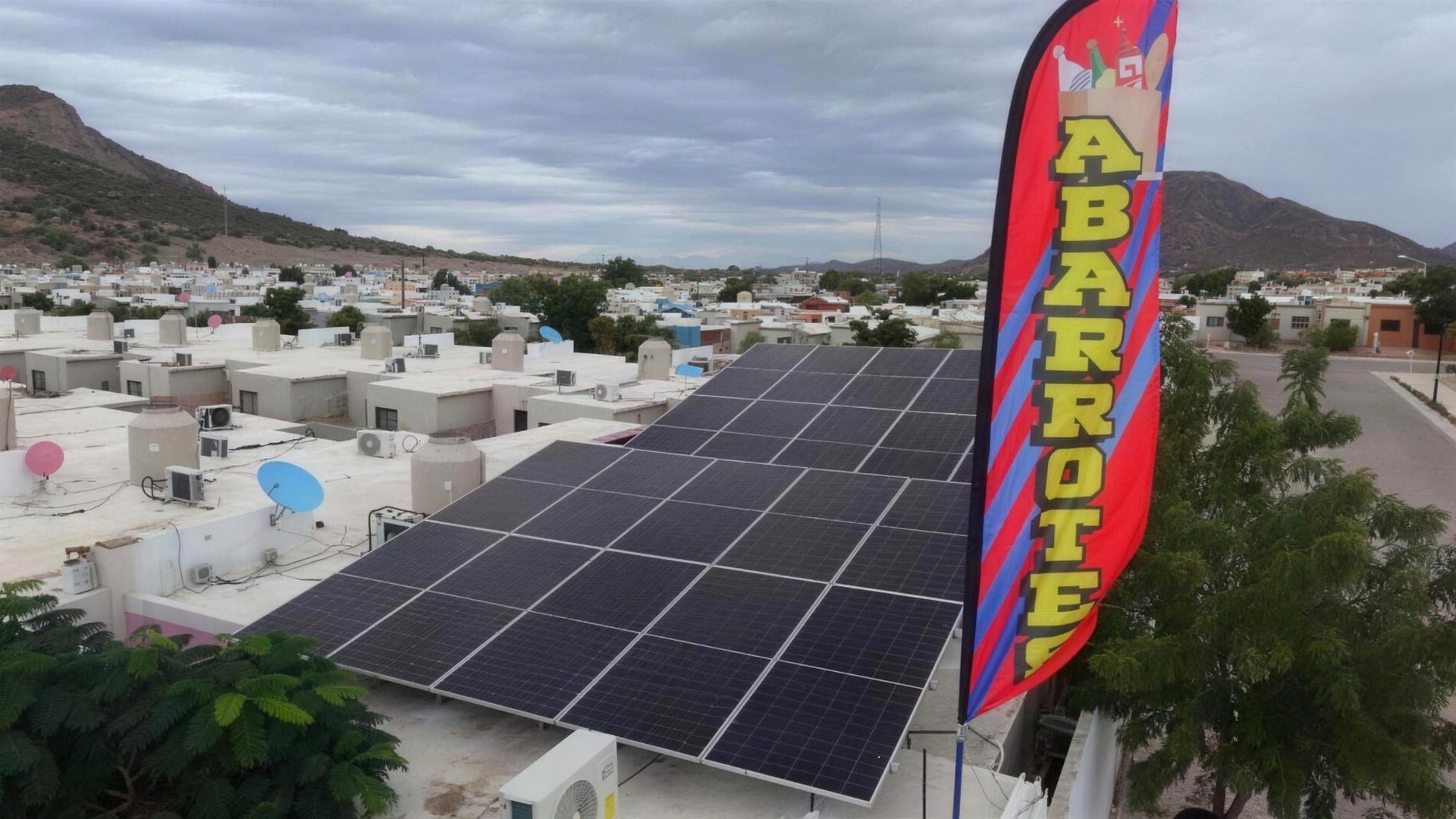 Vista aérea de las oficinas de TREPSA en Hermosillo con paneles solares