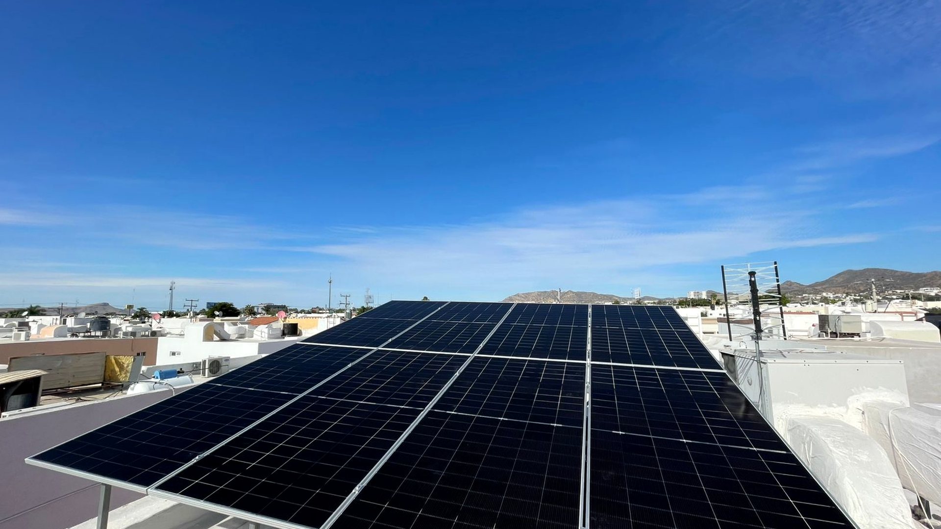 Paneles solares sobre el techo de una casa en Hermosillo con cielo azul
