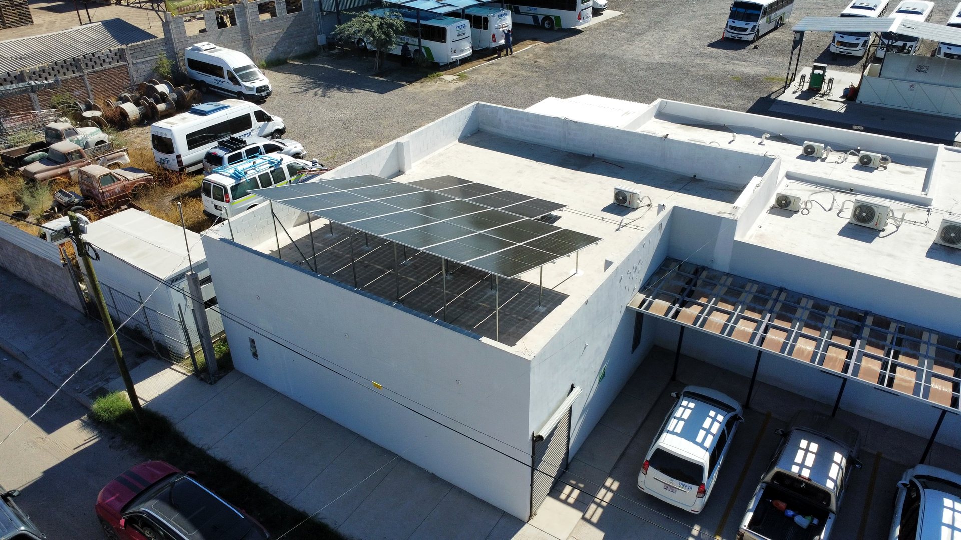 Vista aérea de las oficinas de TREPSA en Hermosillo con paneles solares