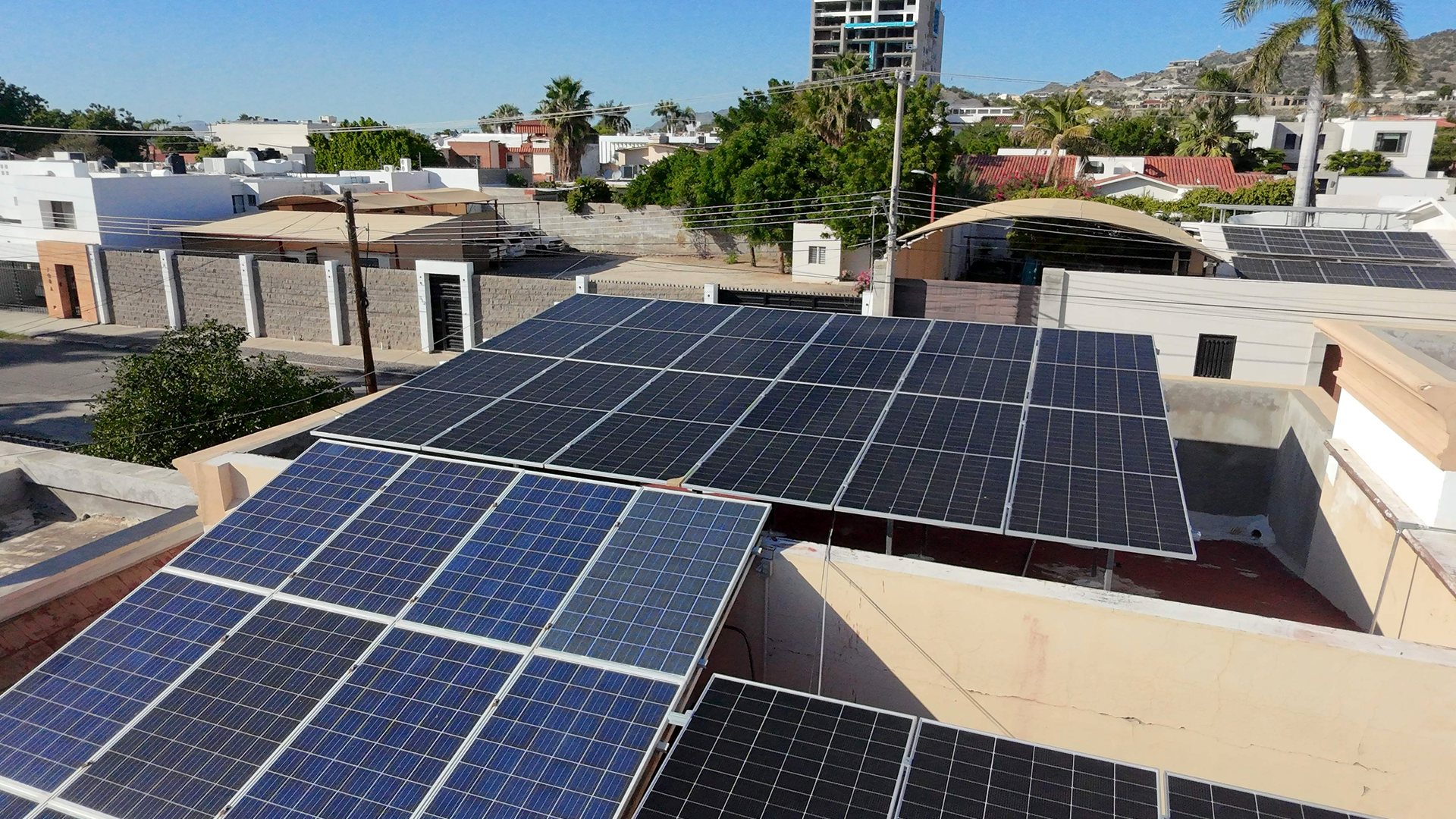 Gran instalación solar sobre el techo de una nave industrial en Sonora